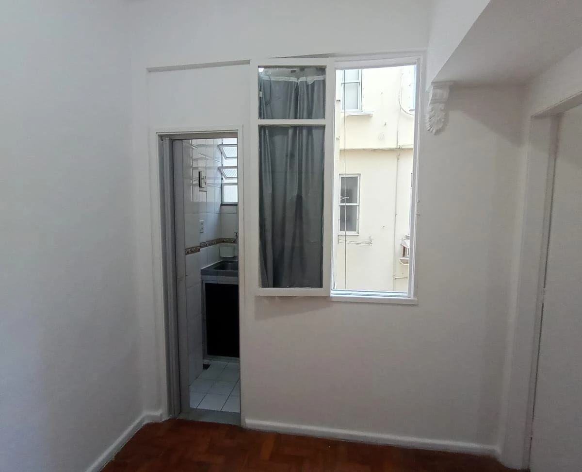 One-bedroom apartment with wood or laminate floors — photo 10
