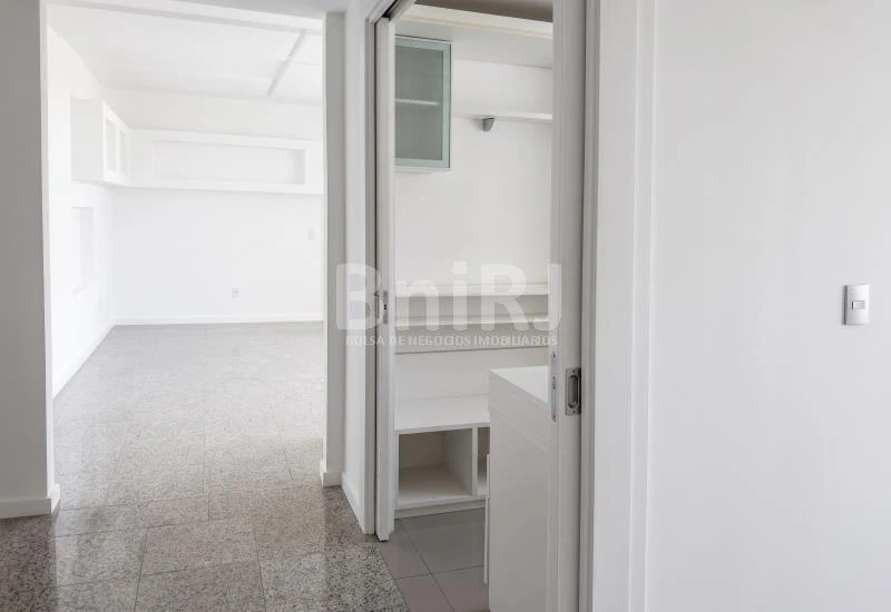 3-bedroom apartment in a building with a pool — photo 47