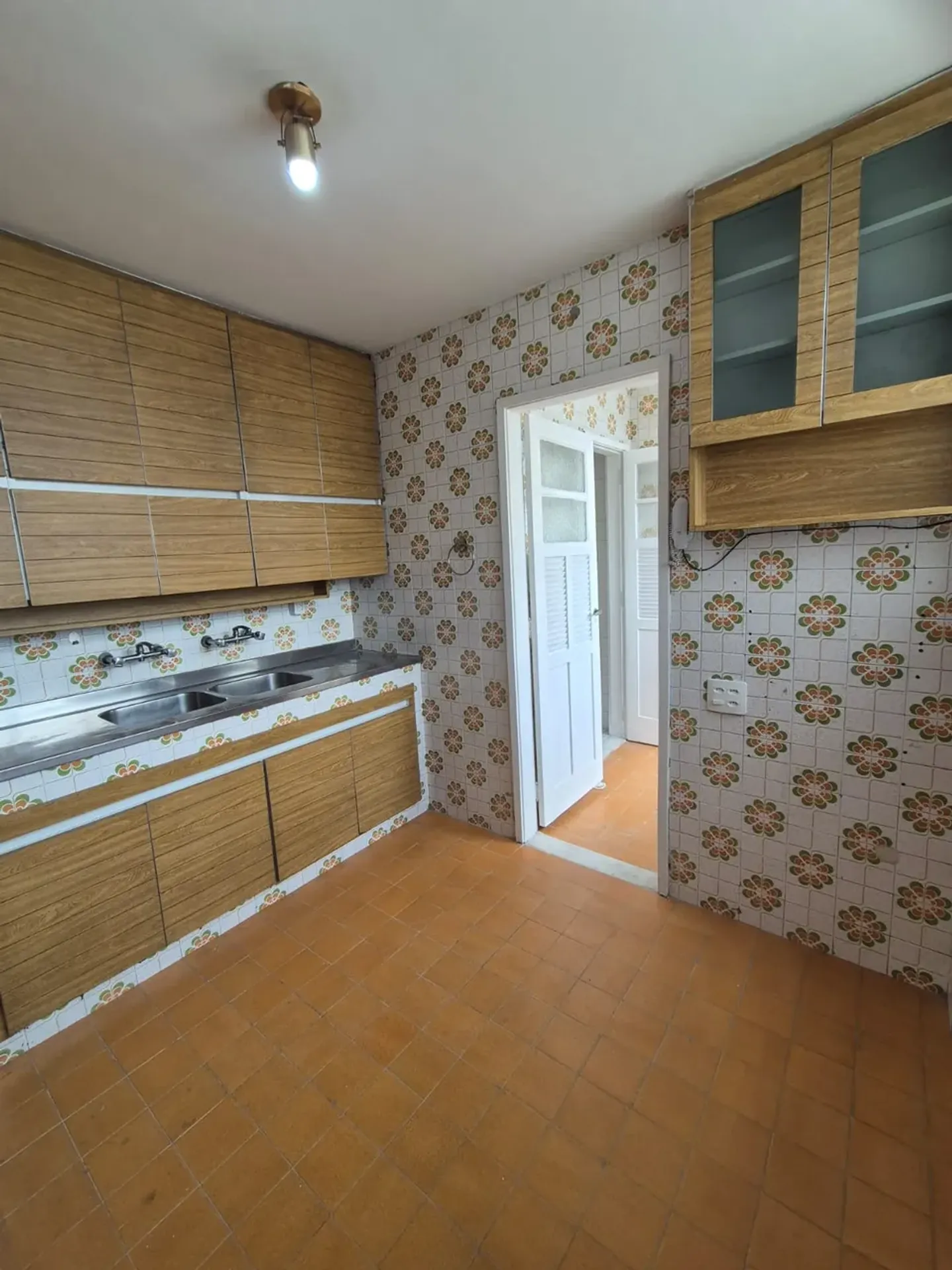 140 m² apartment with a bathtub and a home office — photo 15