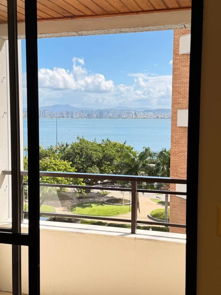 113 m² apartment with a bathtub and a water view — photo 3