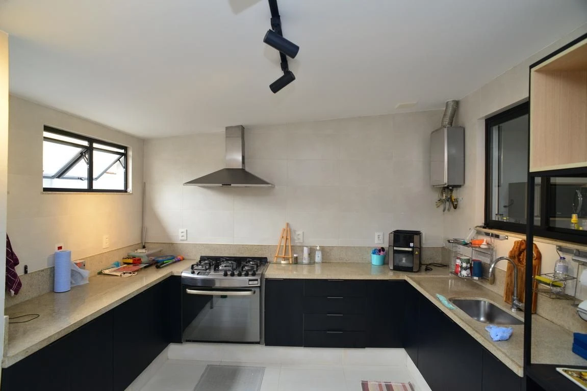 260 m² house with floor-to-ceiling windows and a jacuzzi — photo 40