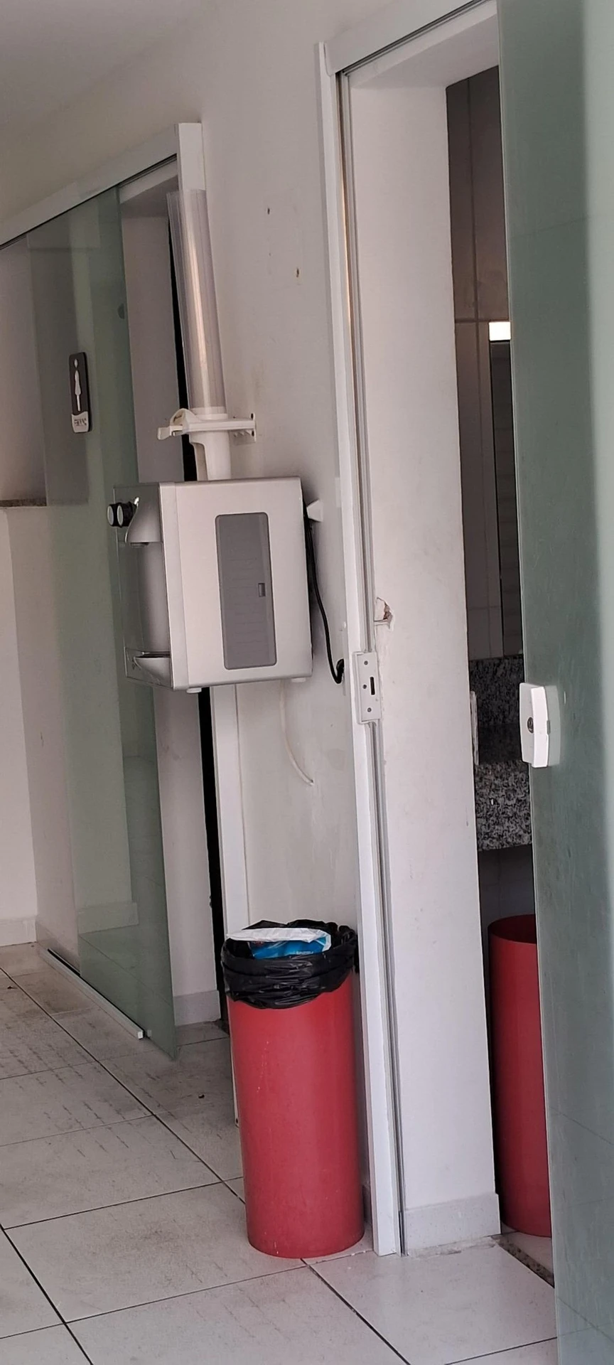 2-bedroom apartment in a building with a gym — photo 20