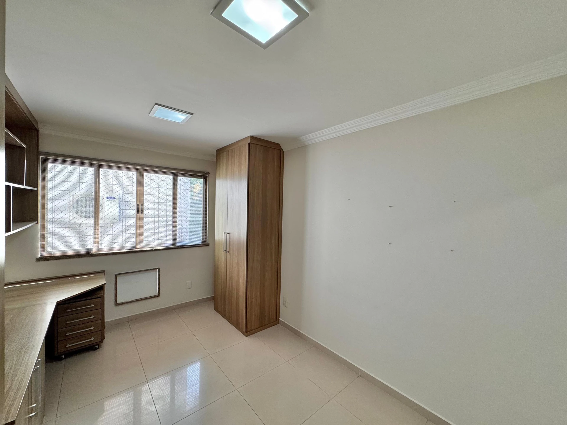 Unfurnished 3-bedroom apartment with a glassed balcony — photo 11