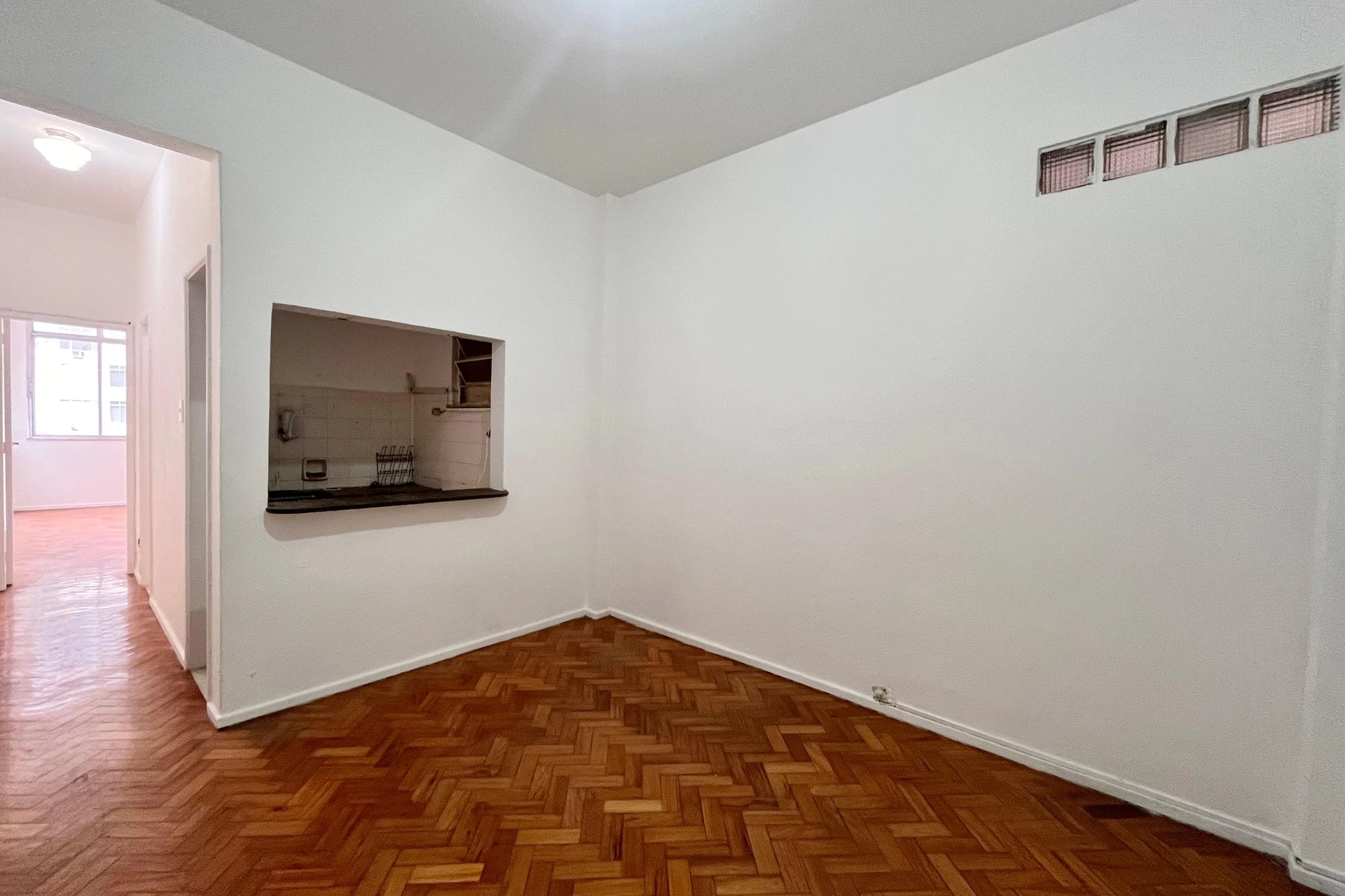 One-bedroom apartment with a mountain view — photo 13