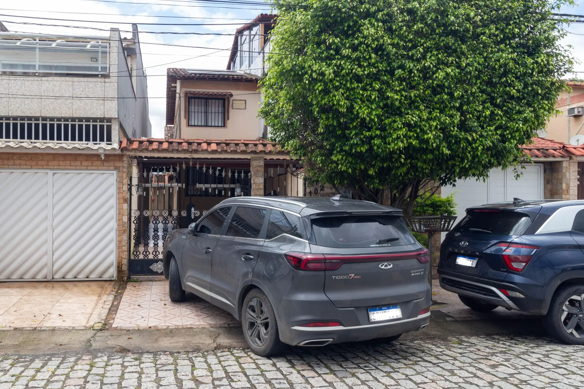 Balcony with a grill in a 2-bedroom house, 80 m² — photo 12
