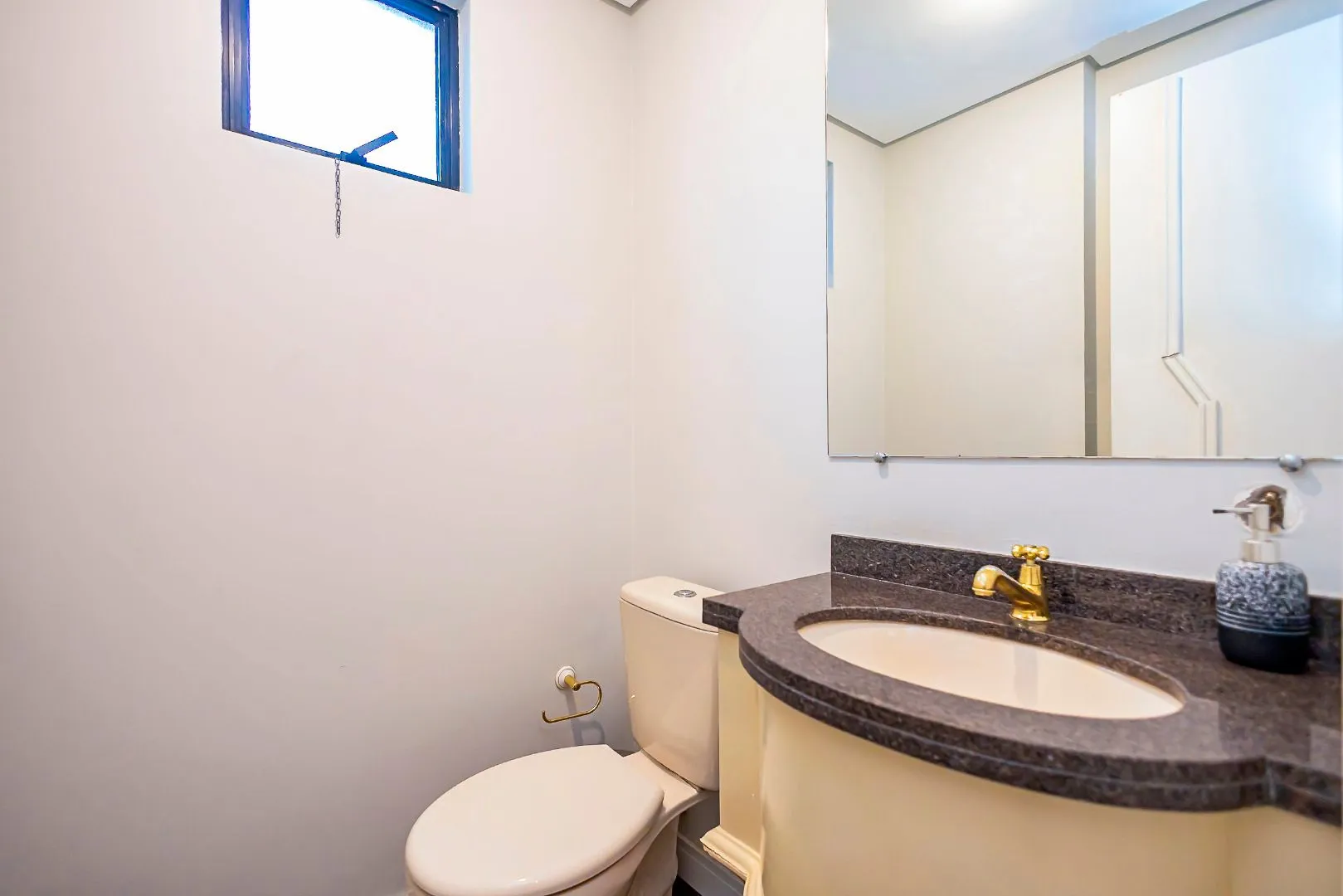 Furnished apartment with open-plan kitchen and 4 bedrooms — photo 9