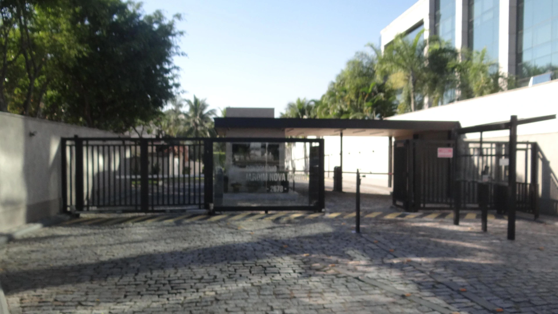 Casa de 384 m² com janelas do piso ao teto e varanda gourmet — photo 160