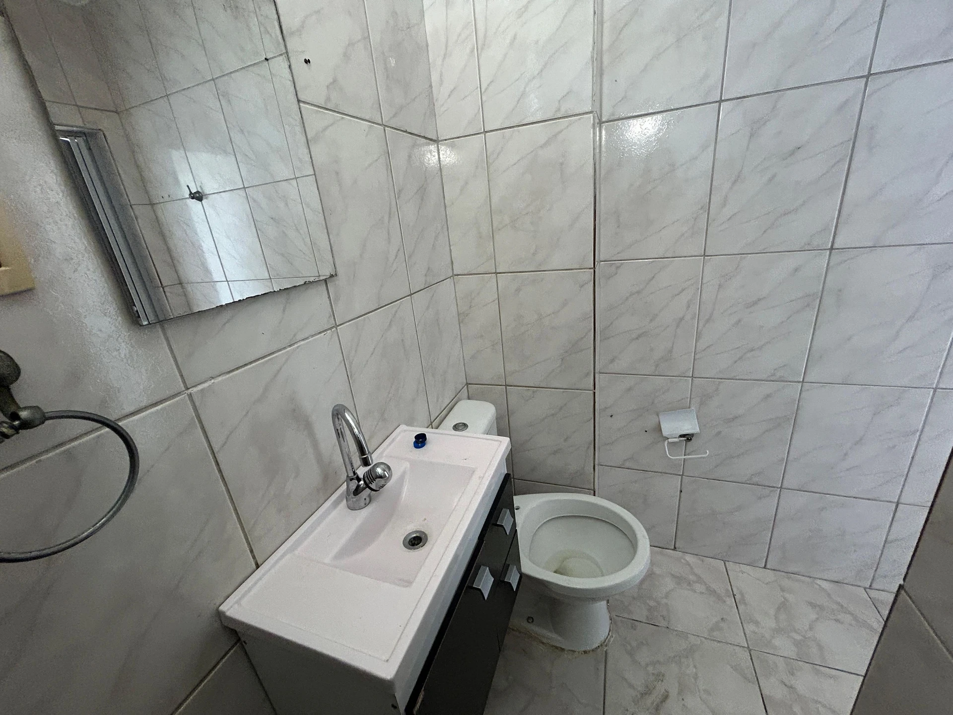 Unfurnished 3-bedroom apartment with 2 baths, no parking — photo 2