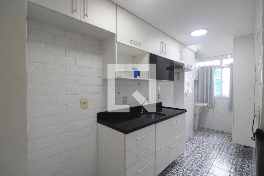Apartamento de 2 quartos em condomínio com piscina