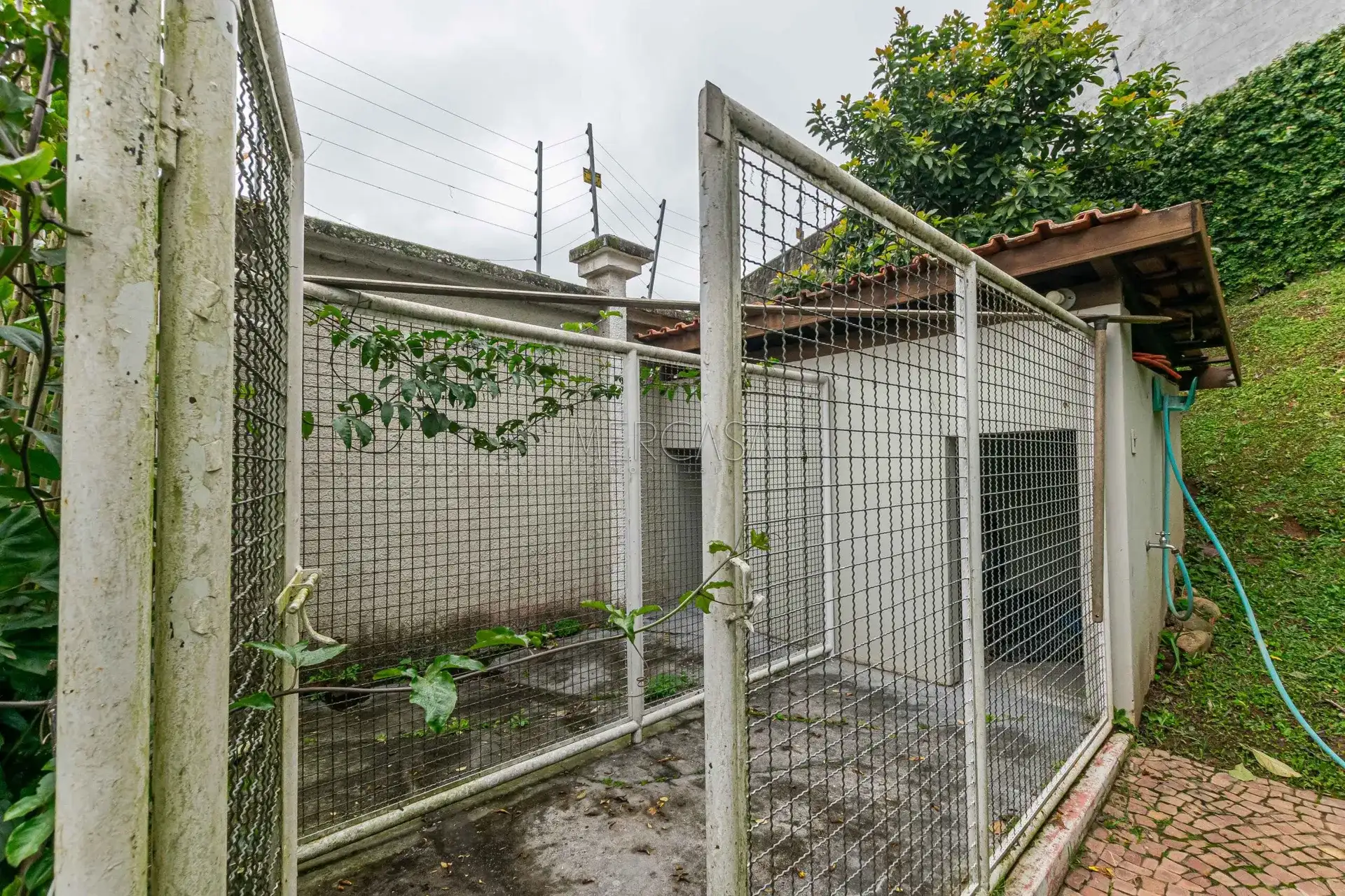 3-bedroom house with a bathtub in Curitiba — photo 45
