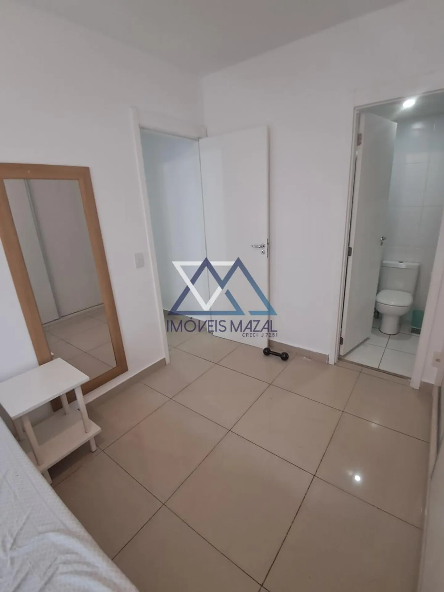 Квартира 70 м² с застеклённым балконом и камином — photo 38