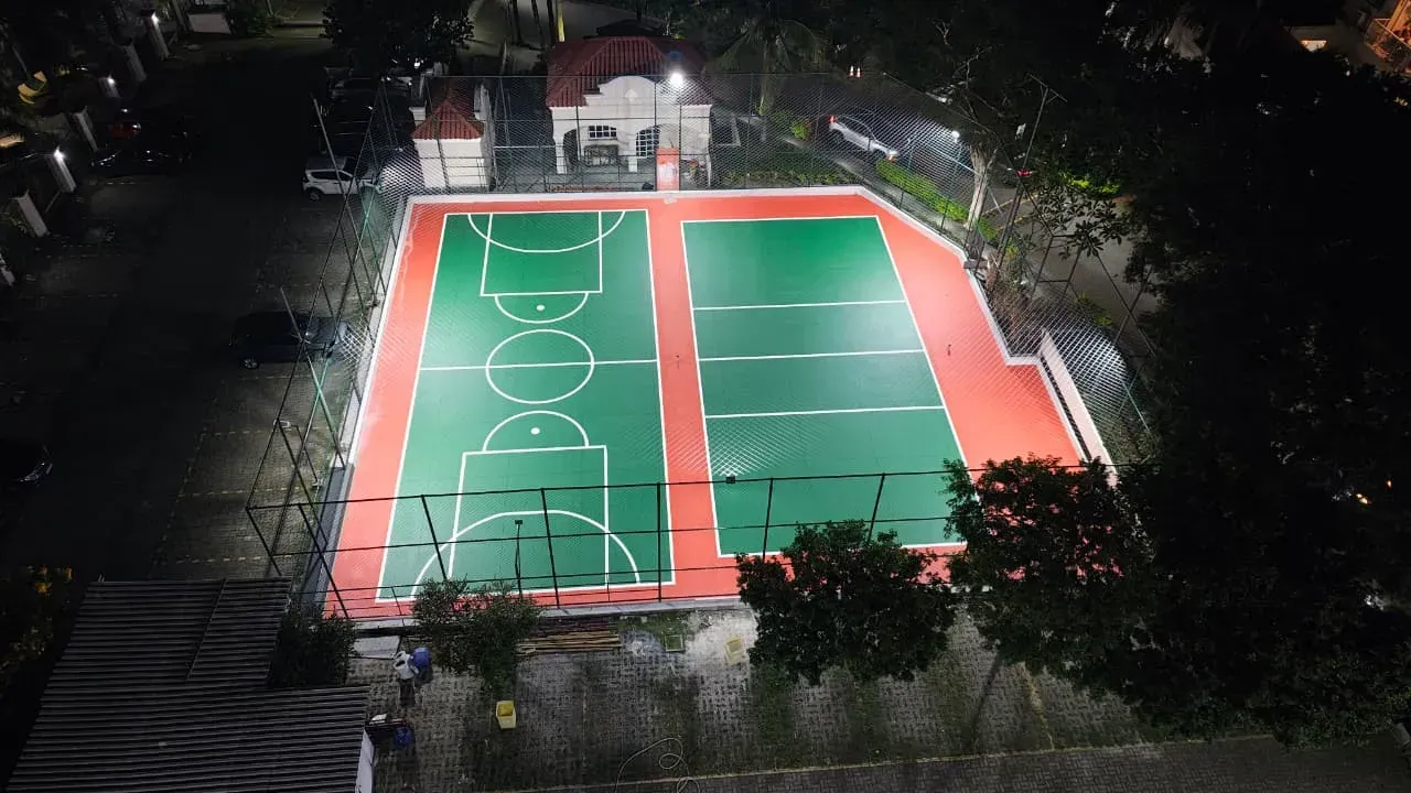 2-bedroom apartment in a building with a pool — photo 4