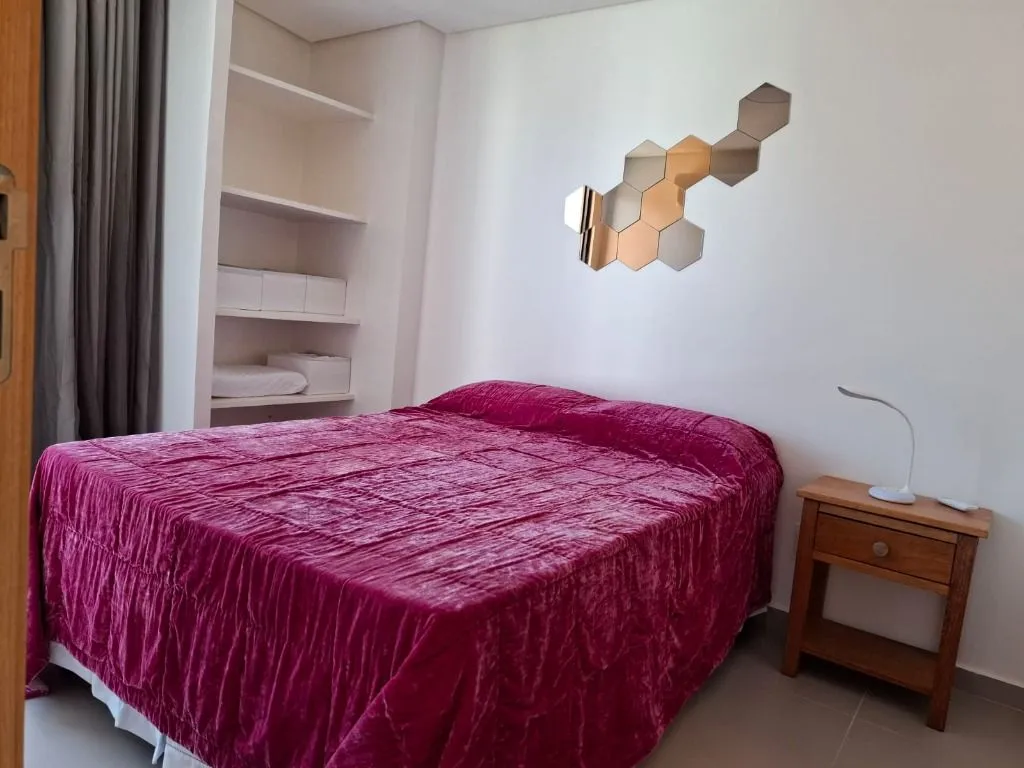 Furnished 2-bedroom apartment with suite and balcony — photo 3