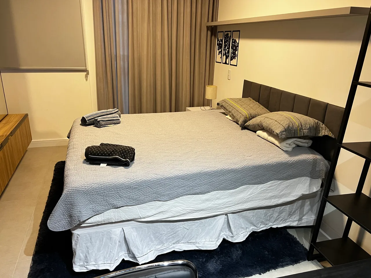 Furnished 1-bedroom apartment with open-plan kitchen