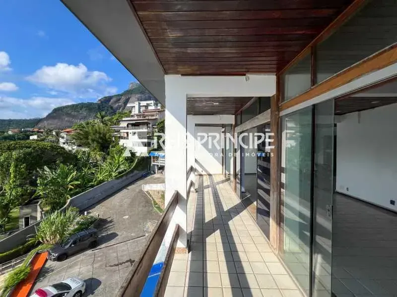 3-bedroom apartment with an enclosed glass balcony — photo 8