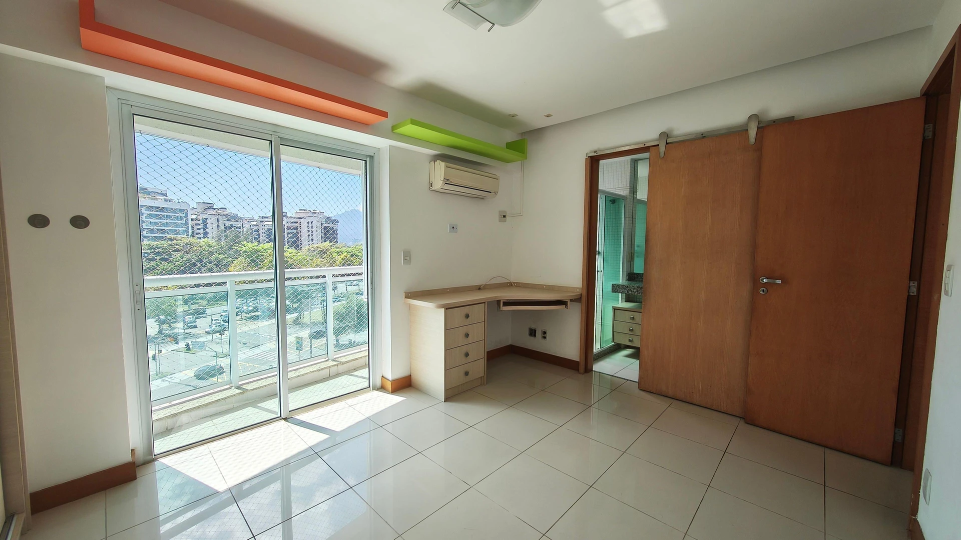 Apartamento com 3 suítes e fogão a gás na cozinha — photo 45
