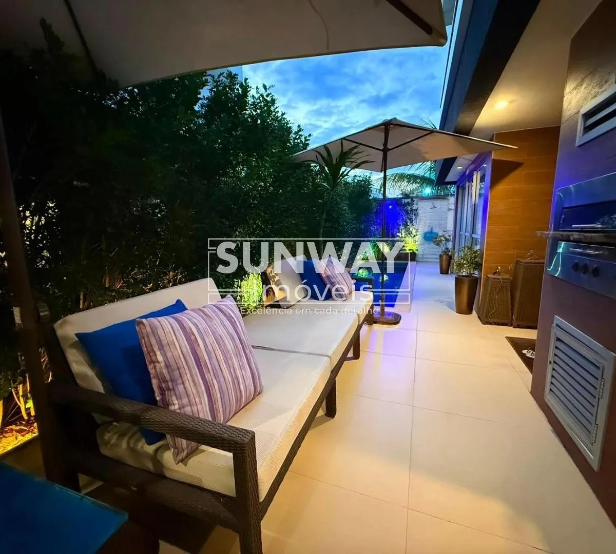 Balcony with a grill in a 4-bedroom house, 253 m² — photo 3