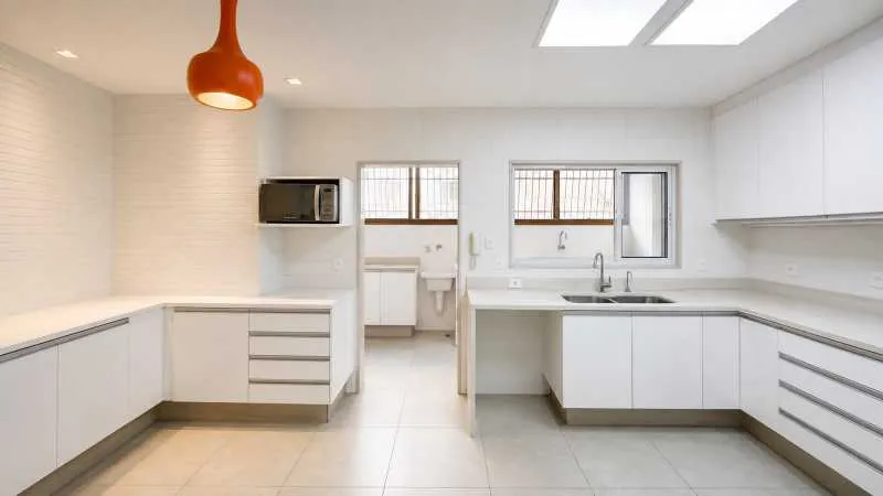 260 m² unfurnished apartment with balcony and 3 bedrooms — photo 25