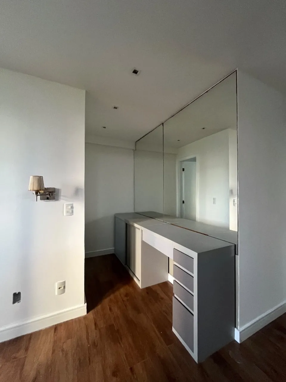4-bedroom apartment with a walk-in closet — photo 18