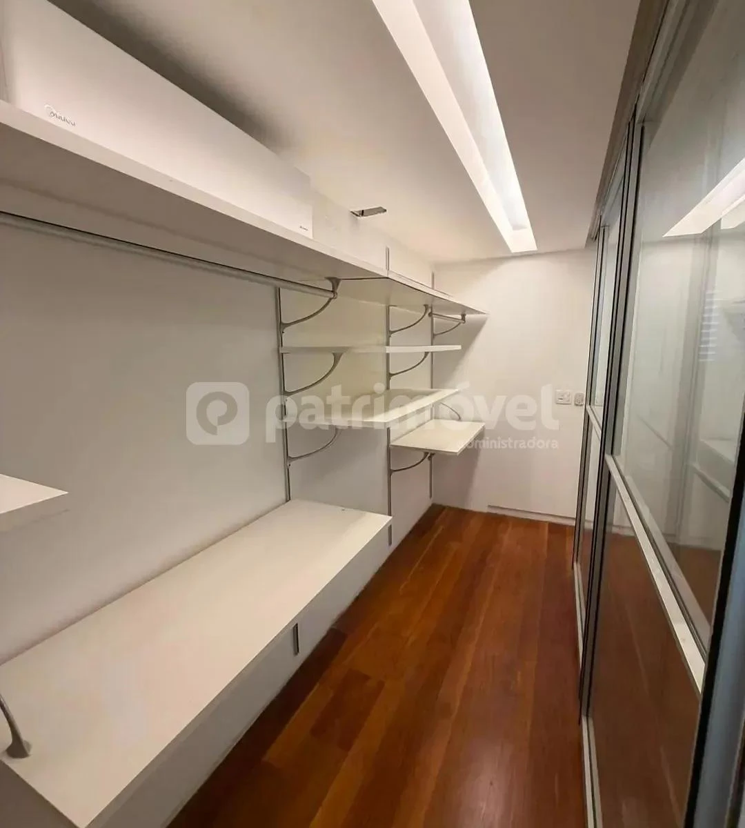 4-bedroom house with floor-to-ceiling windows — photo 11