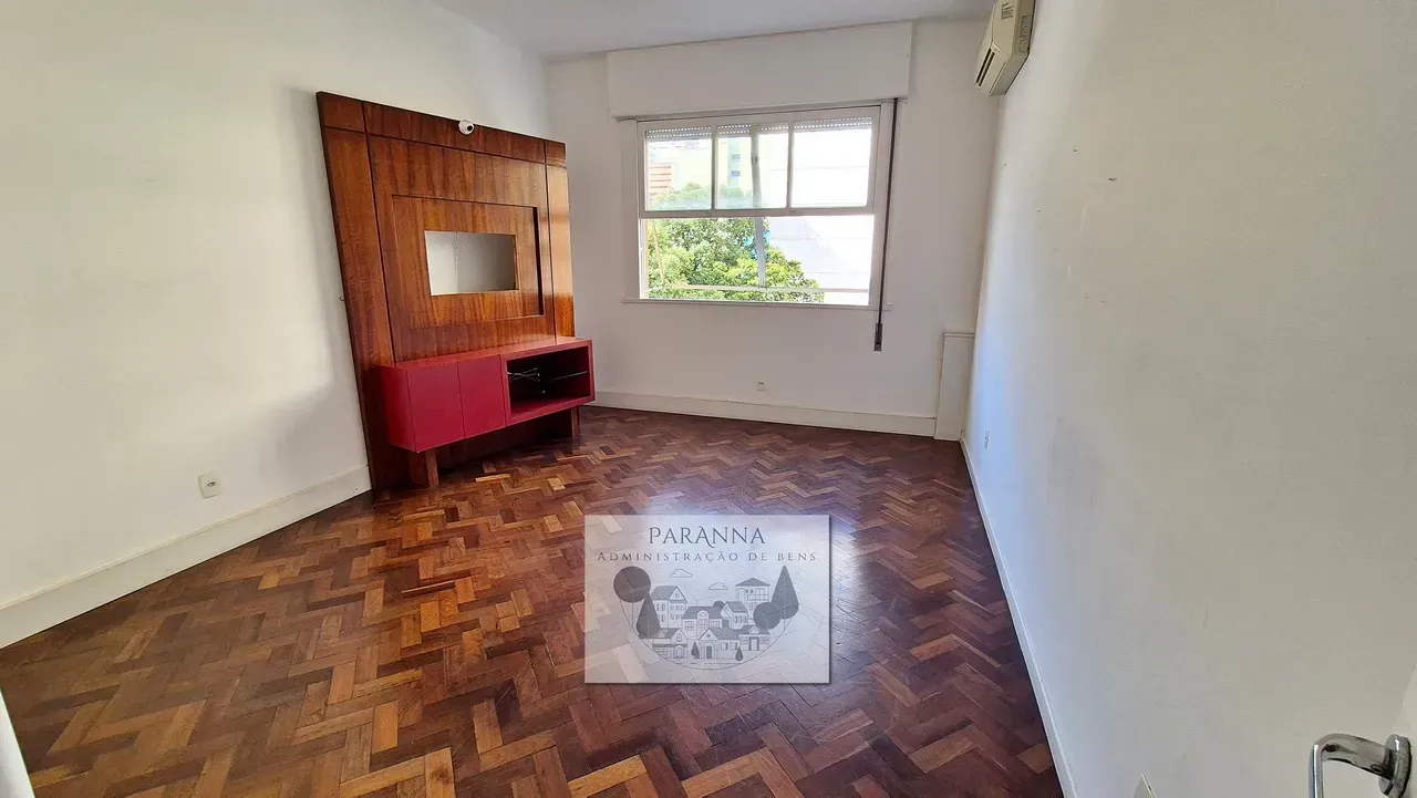 4-bedroom, 4-bath apartment with balcony and laundry area — photo 8