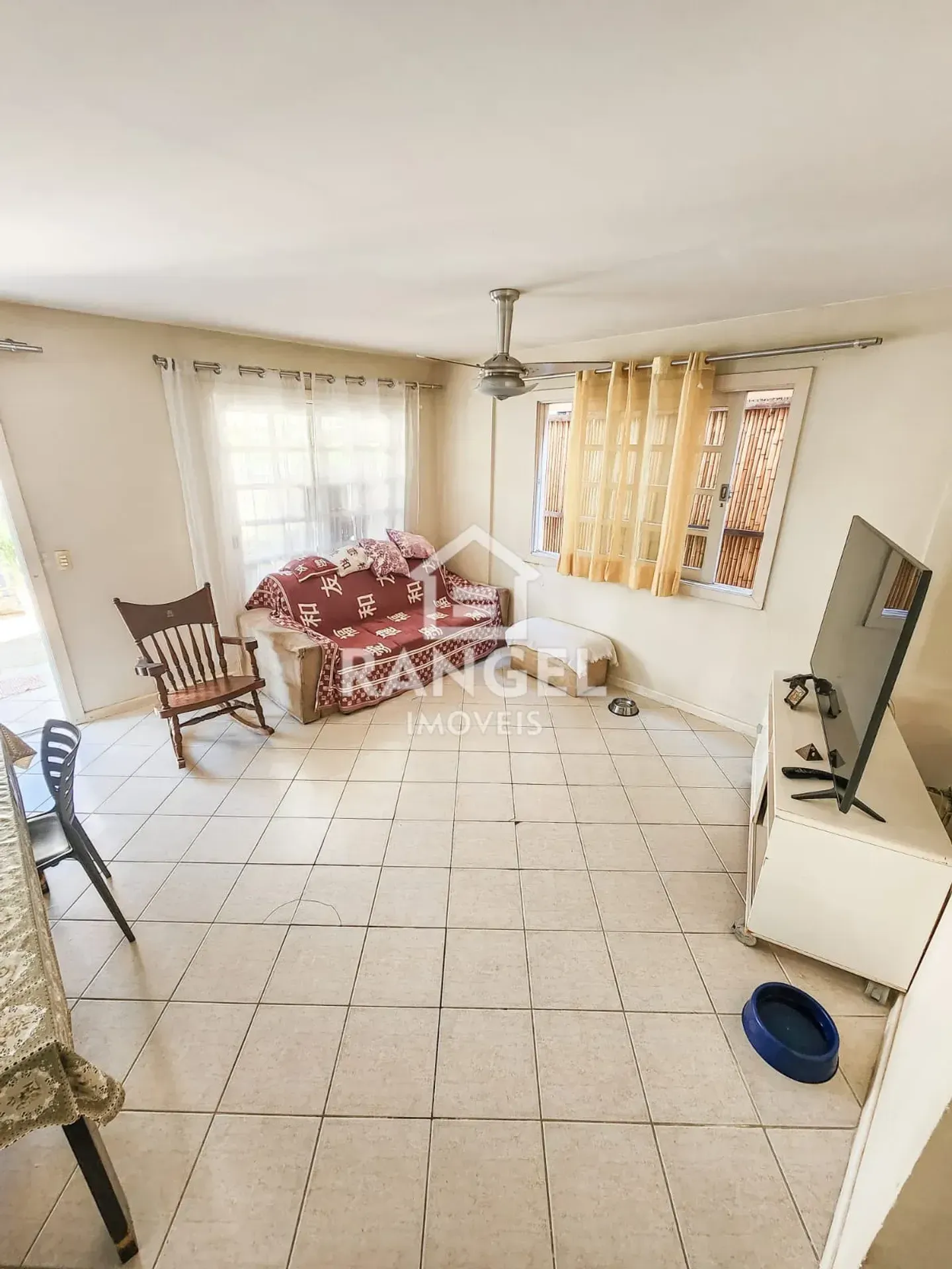 Casa mobiliada com 5 quartos e 4 suítes