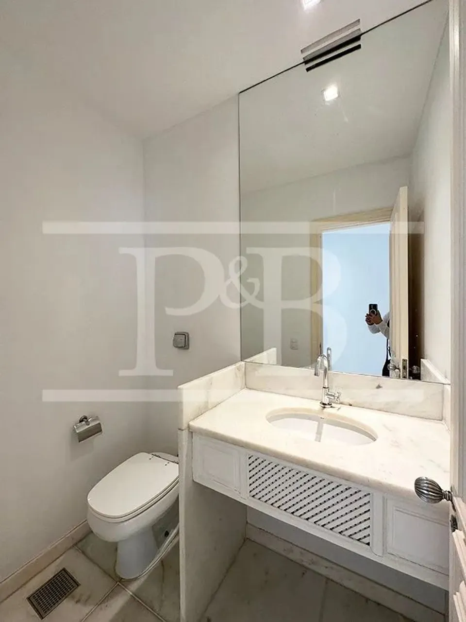 250 m² apartment with 4 bedrooms and a glassed-in balcony — photo 19
