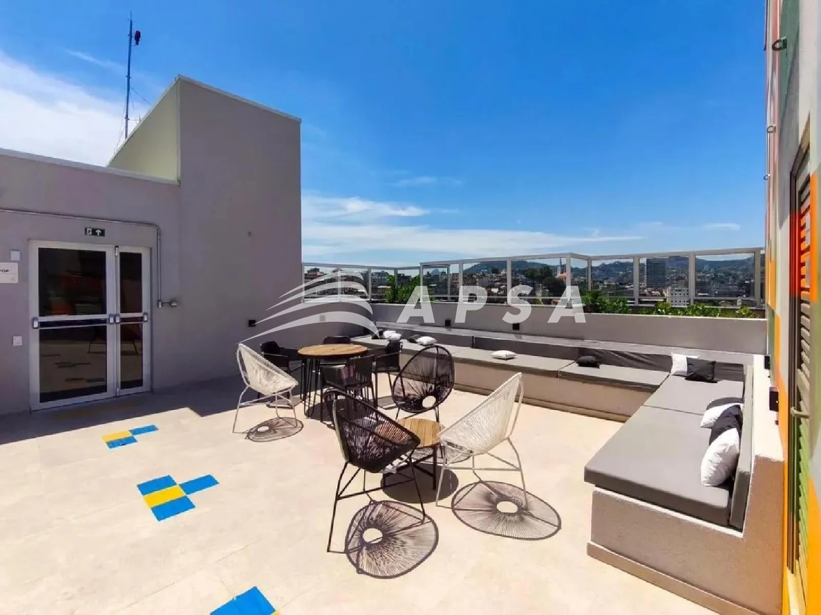 Furnished 1-bedroom apartment with a private BBQ area — photo 13