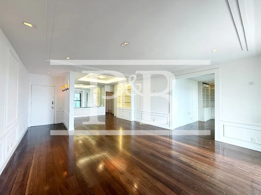 Furnished apartment, 230 m², with a bathtub — photo 23