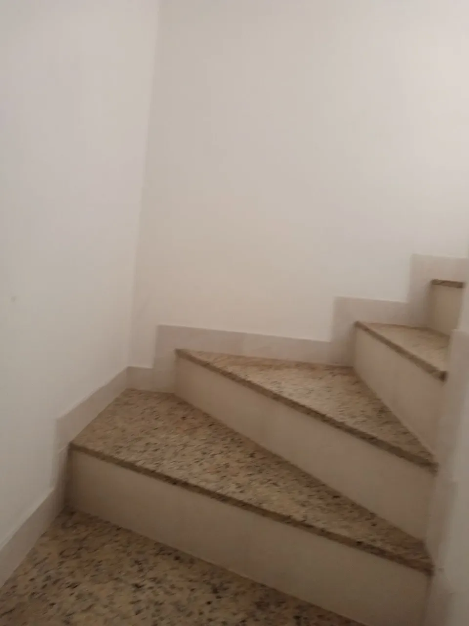 Balcony with a grill in a 3-bedroom house, 135 m² — photo 16