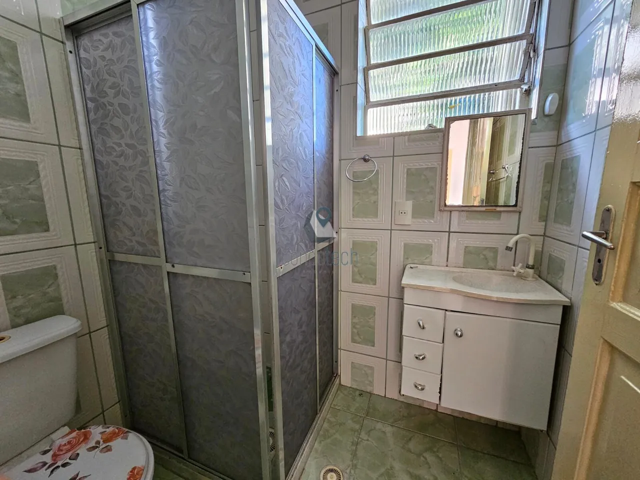 Apartamento de 2 quartos com piso de madeira ou laminado — photo 5