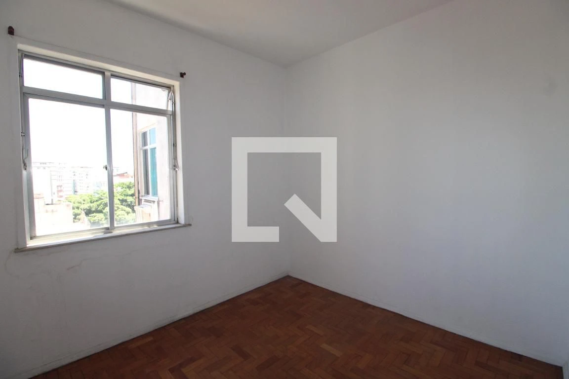 Wood or laminate floors in a 2-bedroom apartment, 100 m² — photo 3