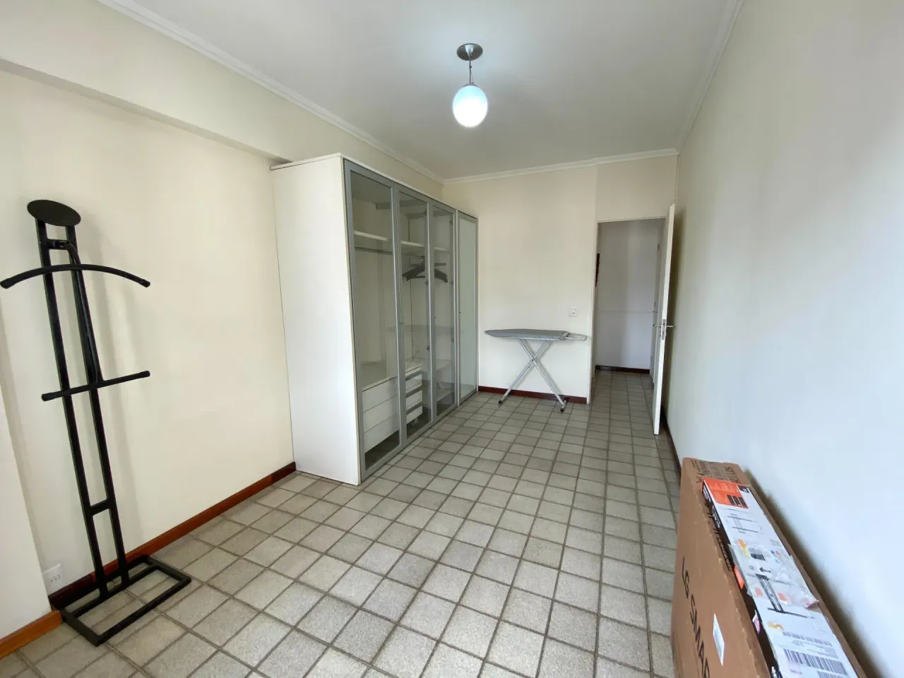 Furnished 2-bedroom apartment with open-plan kitchen — photo 13