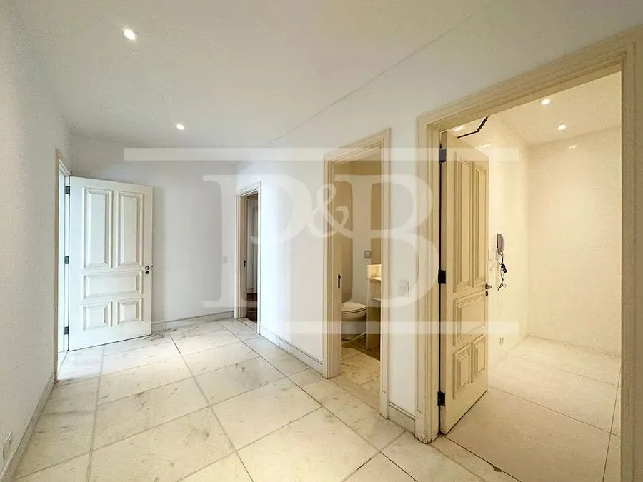 250 m² apartment with 4 bedrooms and a glassed-in balcony — photo 5