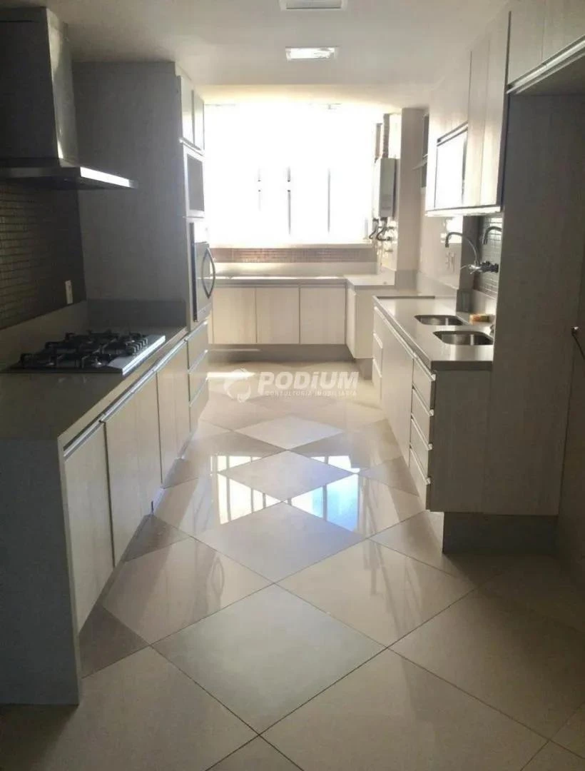 4-bedroom apartment in a building with a gym — photo 10