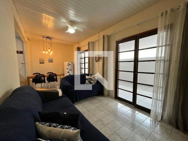 2-bedroom house with a washing machine