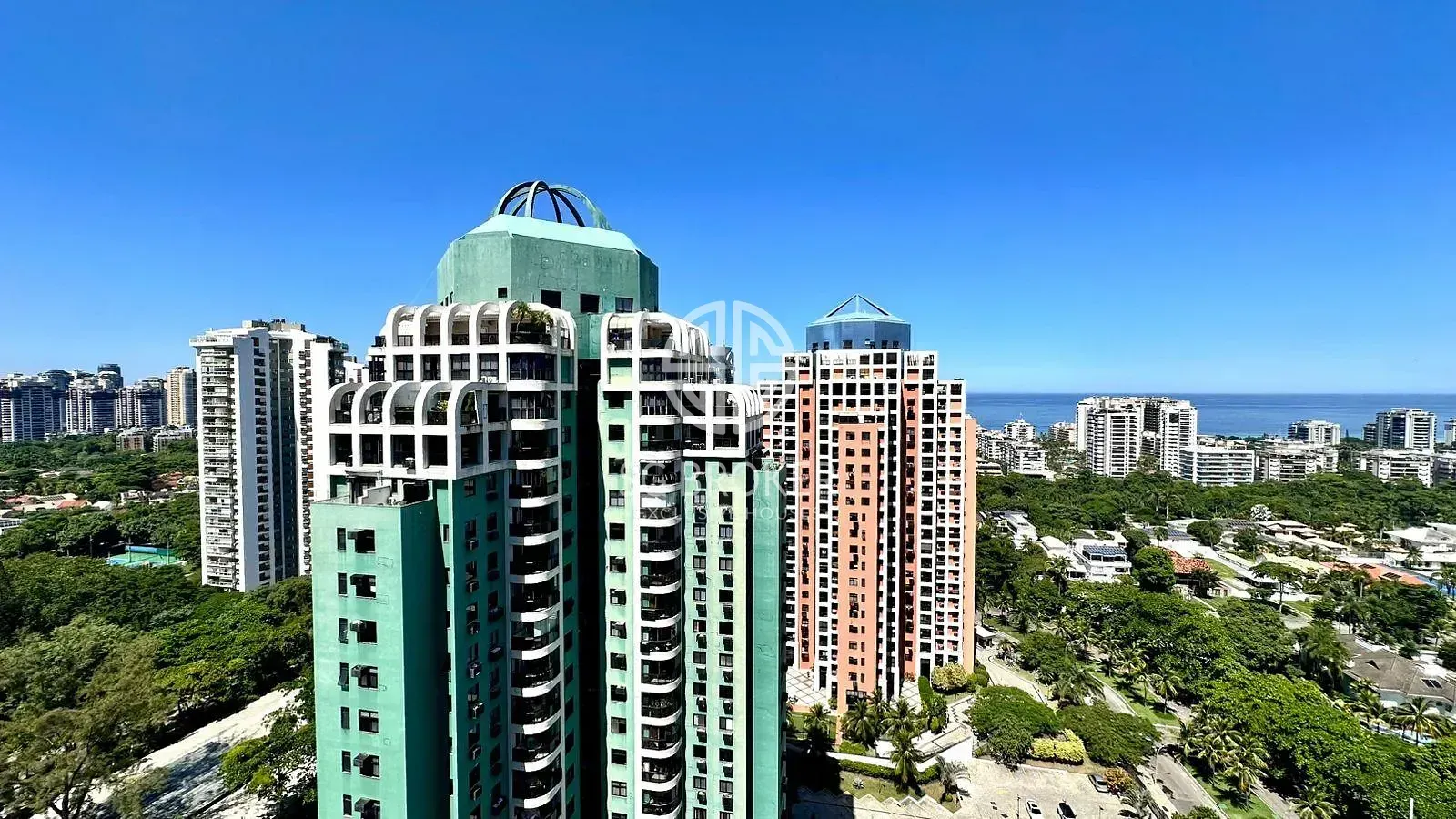 Apartment with 3 bedrooms and 5 bathrooms, with a balcony — photo 40
