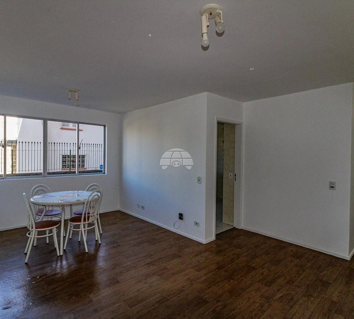 3-bedroom apartment with wood or laminate floors — photo 8