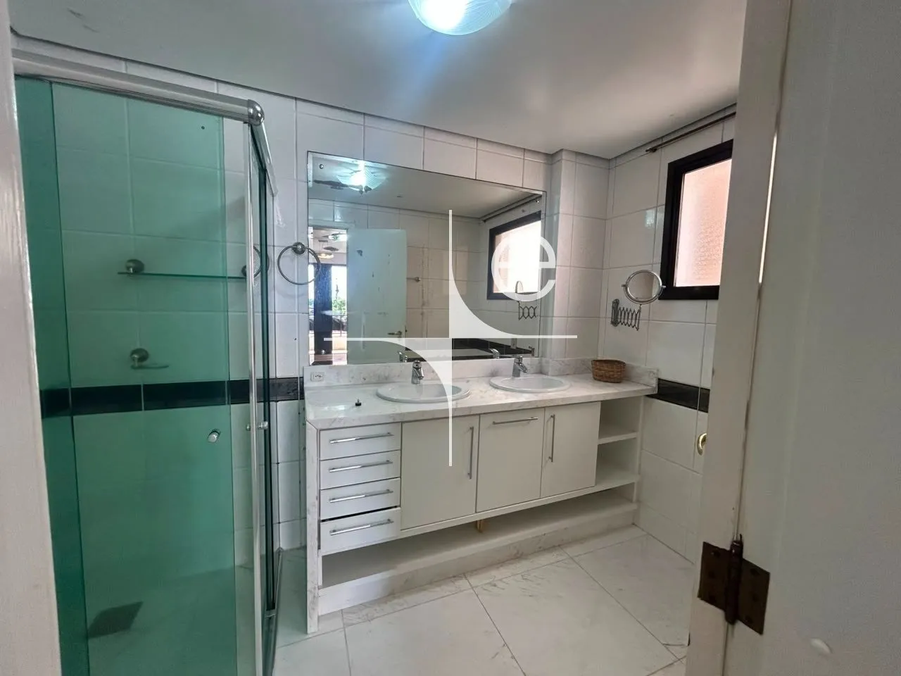 254 m² apartment with a walk-in closet and a home office — photo 40