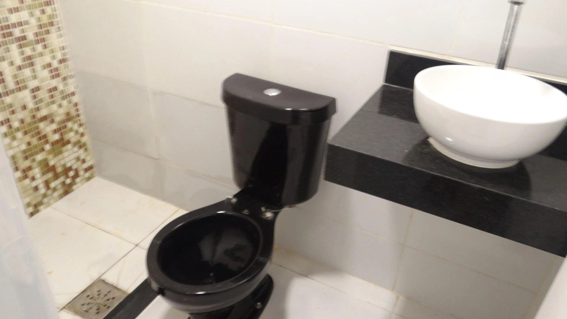 Casa de 384 m² com janelas do piso ao teto e varanda gourmet — photo 57