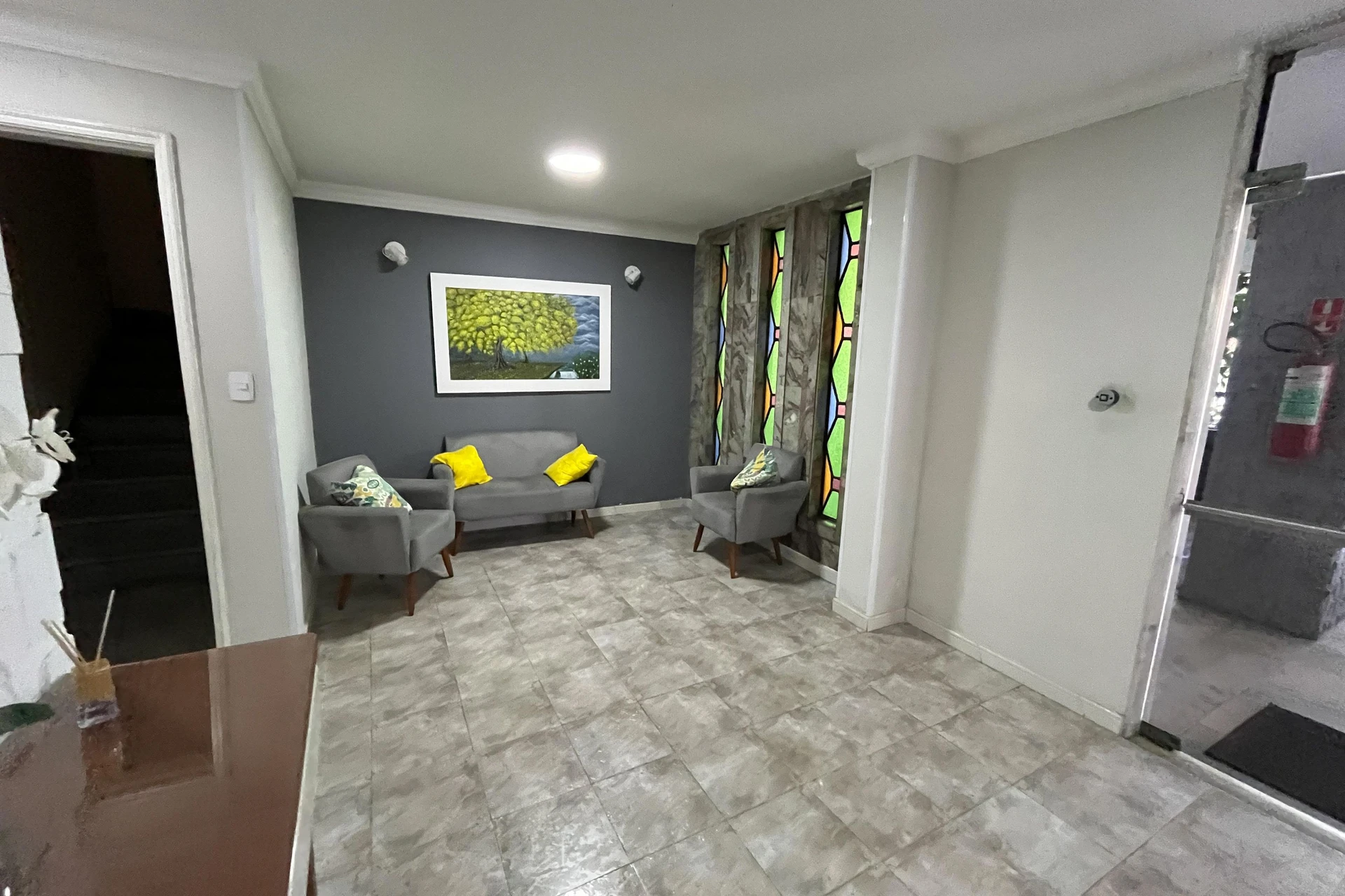 Glass-enclosed balcony in a 3-bedroom apartment, 131 m² — photo 40