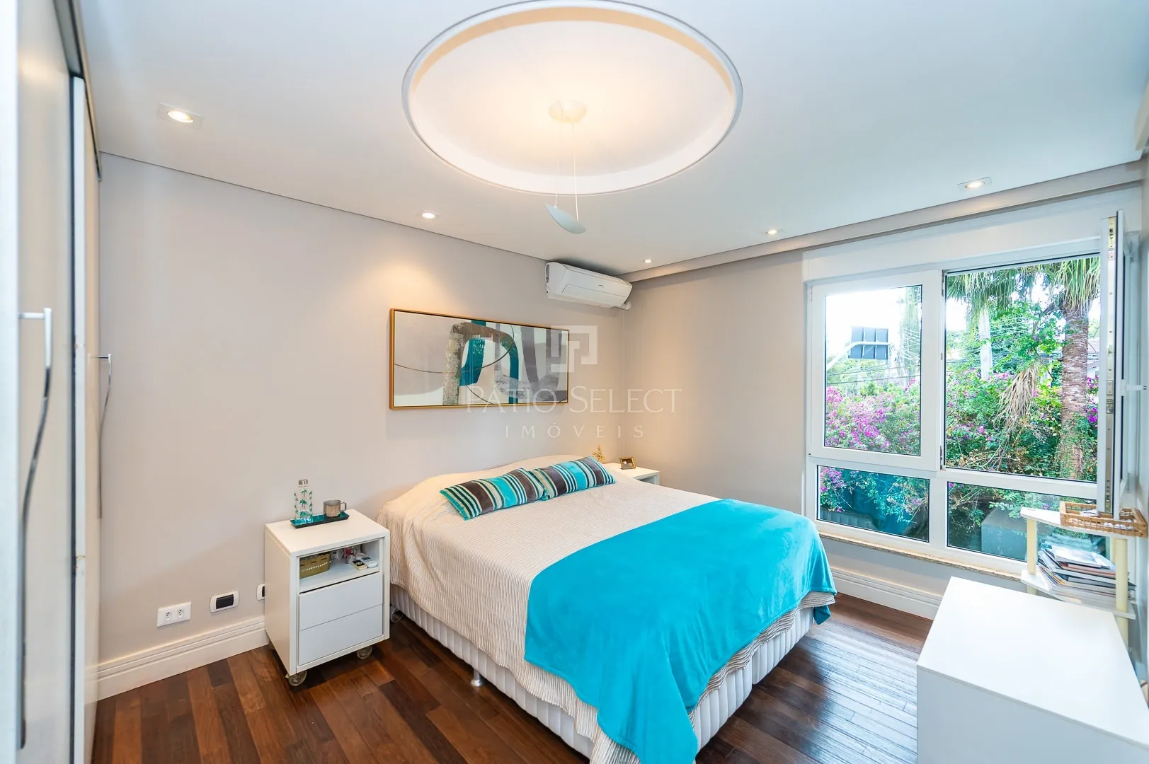 Floor-to-ceiling windows in a 6-bedroom house, 763 m² — photo 76