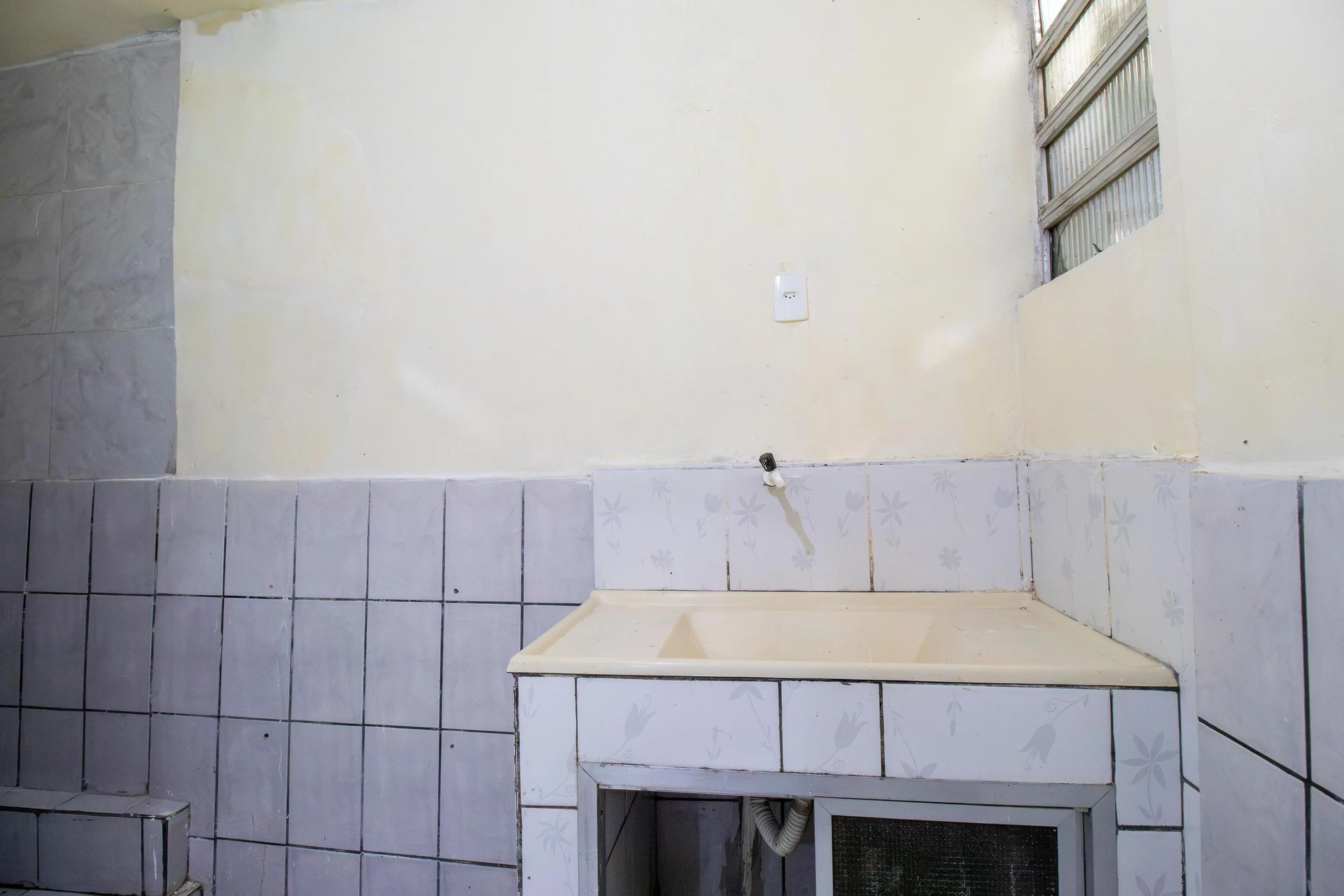 House with 1 bedroom and 1 bathroom, no parking — photo 3