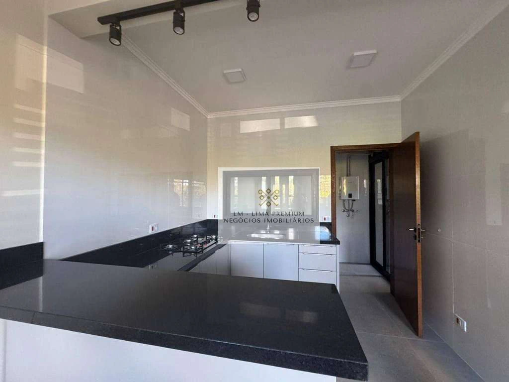 Unfurnished house with 3 bedrooms and a private BBQ space