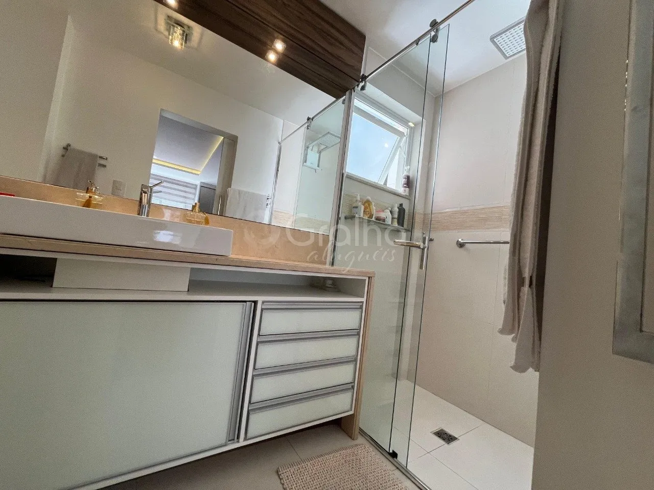 Furnished apartment with 3 bedrooms and 199 m² — photo 4