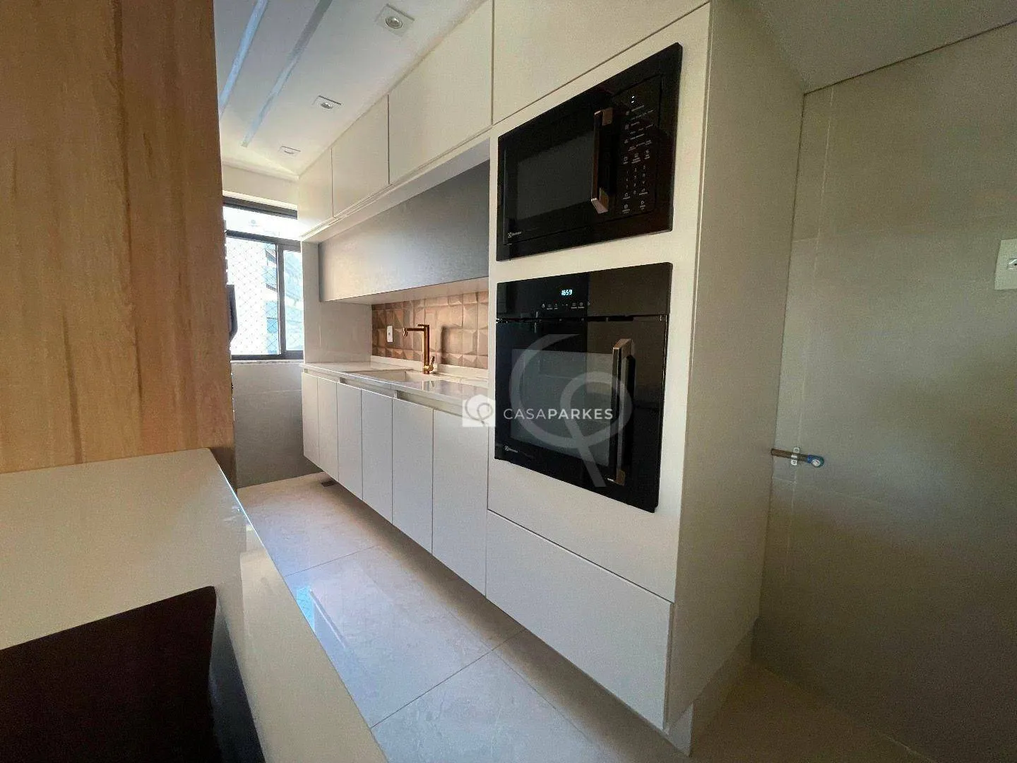 Balcony with a grill in a 3-bedroom apartment, 120 m² — photo 22