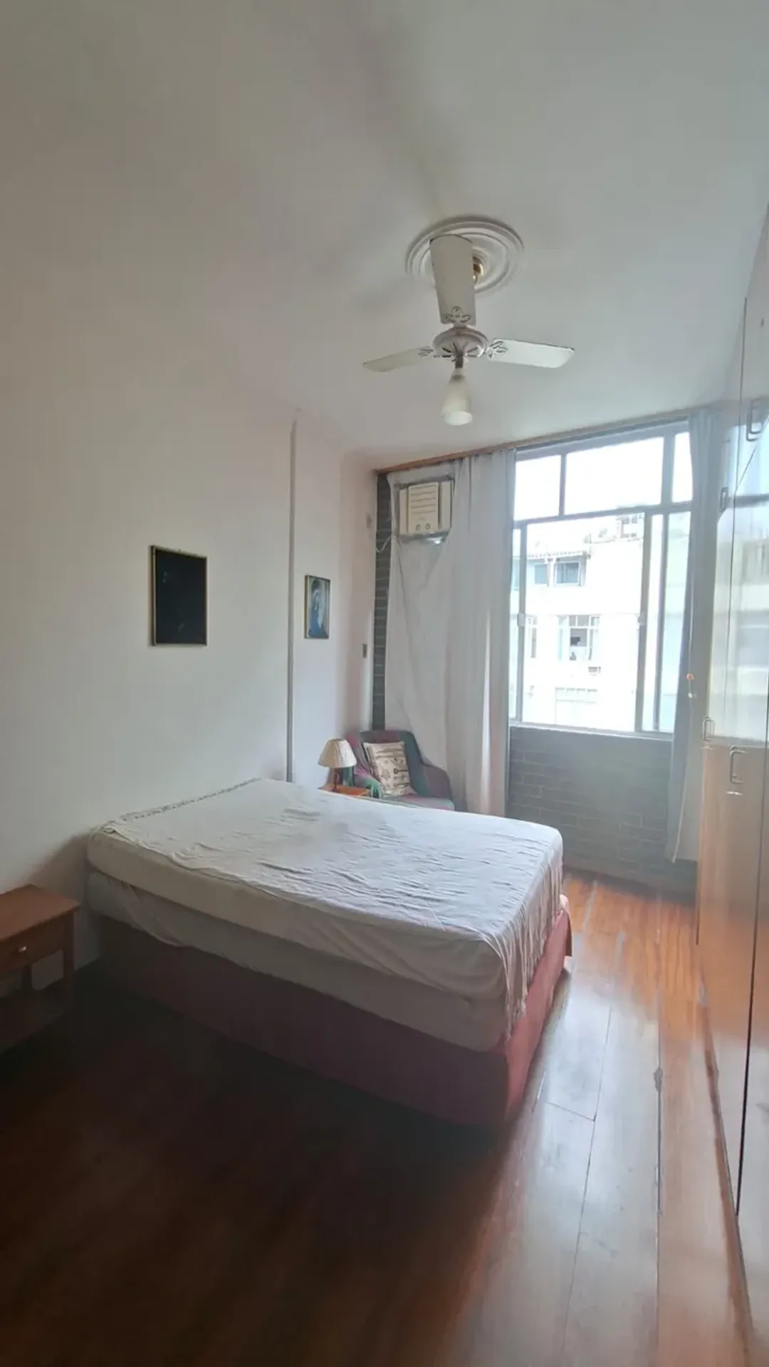 One-bedroom apartment with wood or laminate floors — photo 4
