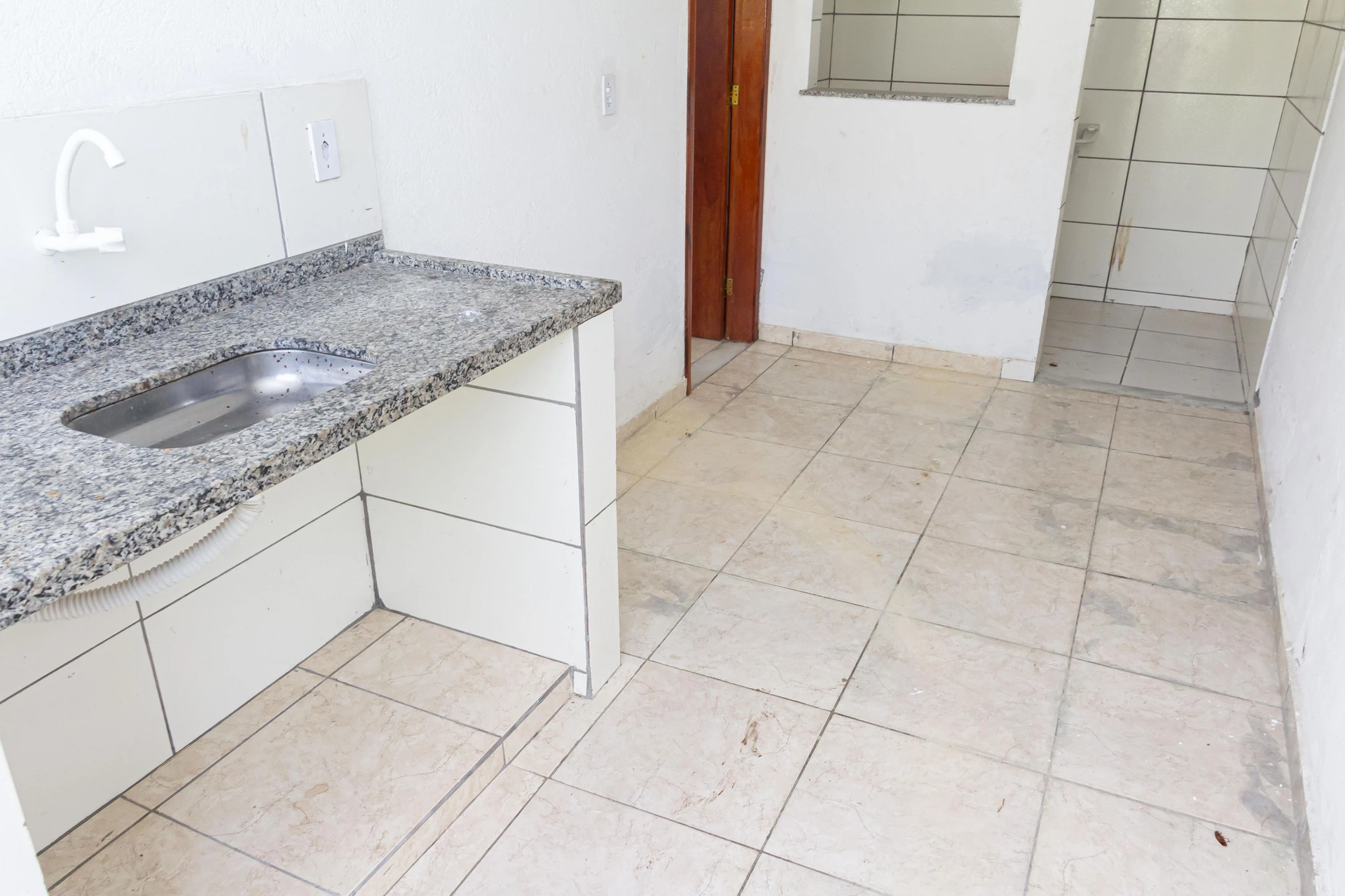 Kitnet com 1 quarto suíte e cozinha compacta