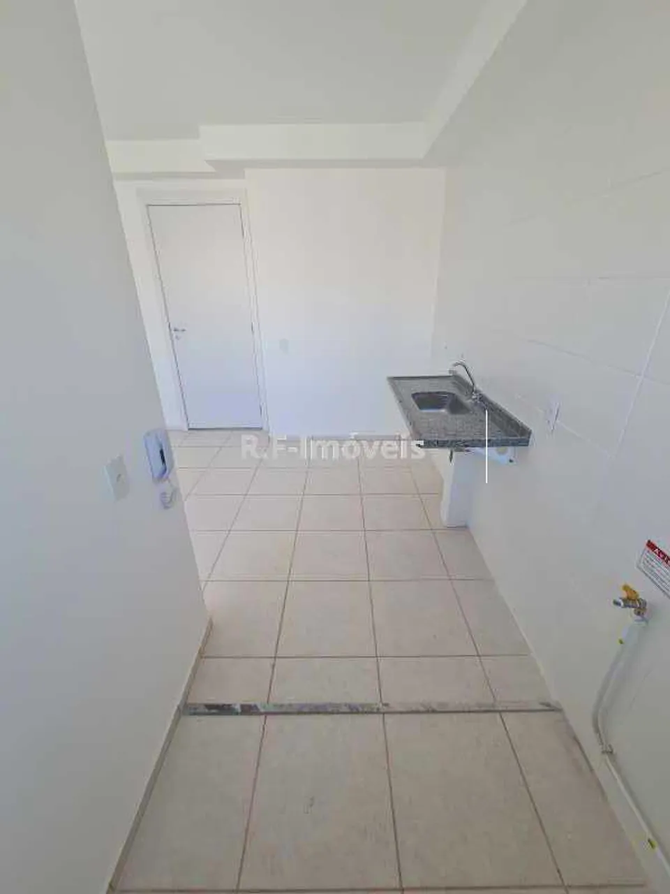 2-bedroom apartment with a glass-enclosed shower — photo 3