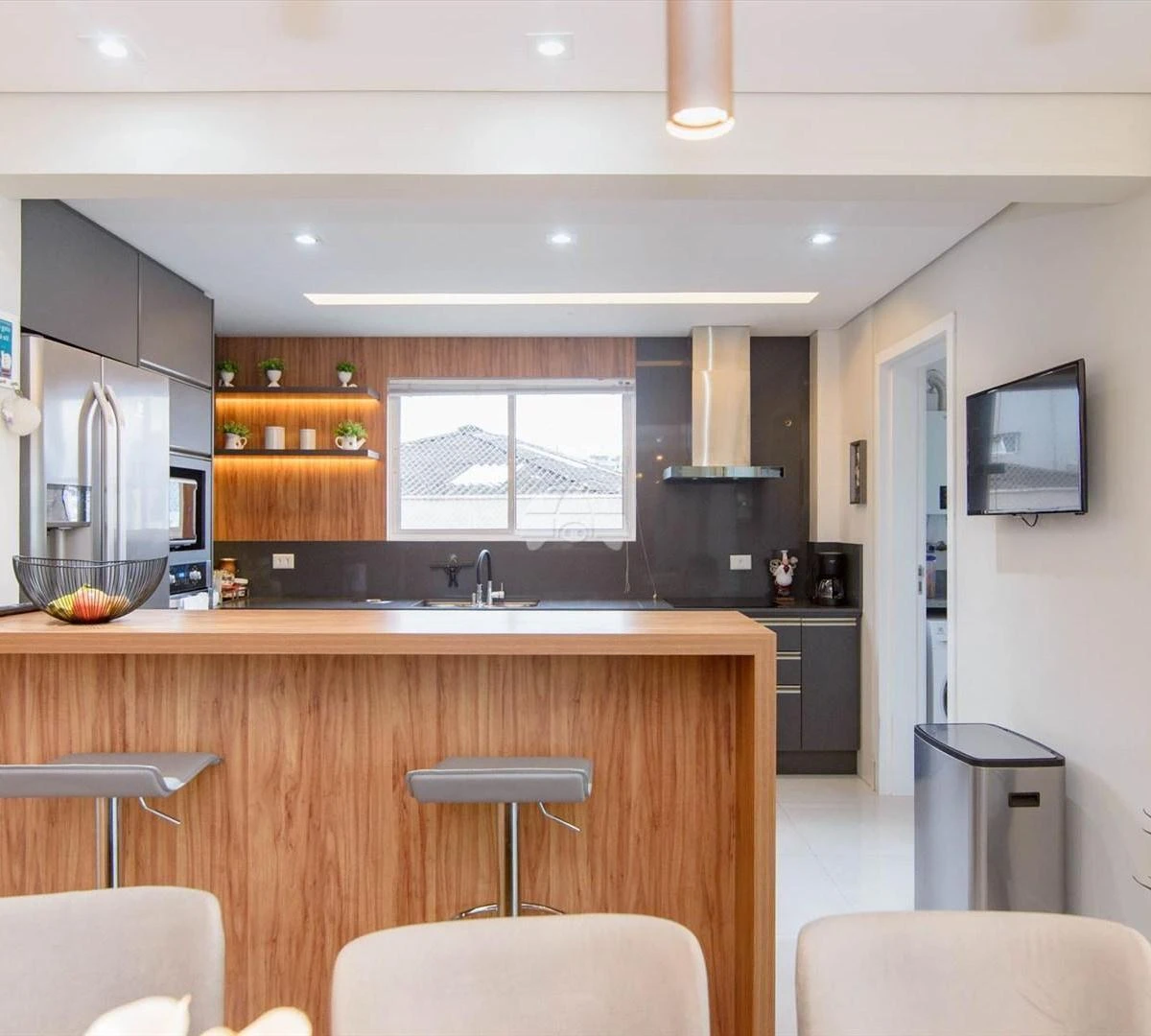 Furnished 3 en-suite apartment with open-plan kitchen — photo 9